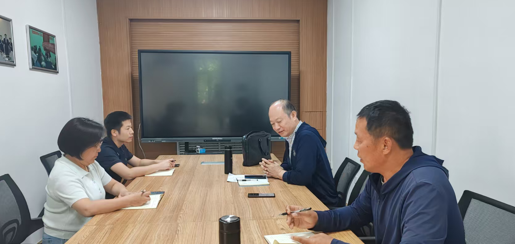 马中东院长组织驻站研究员工作推进座谈会.png